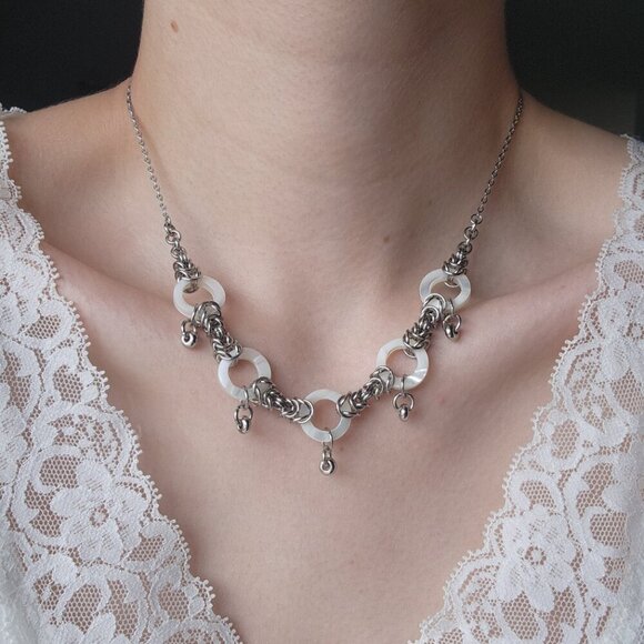Mother-of-pearl and silver medieval princess chain mail necklace - Picture 9 of 9